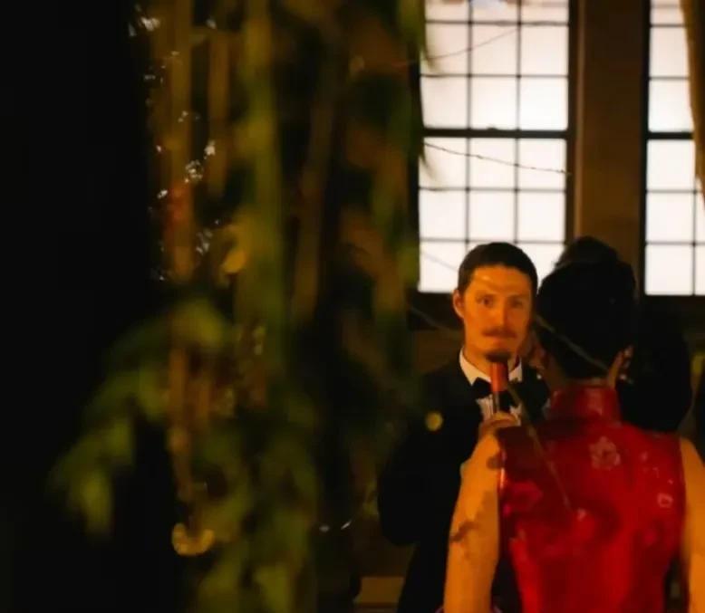周华健长子周厚安宣布结婚，婚礼照片曝光，女方穿旗袍看来是一场中式婚礼，女方也是中