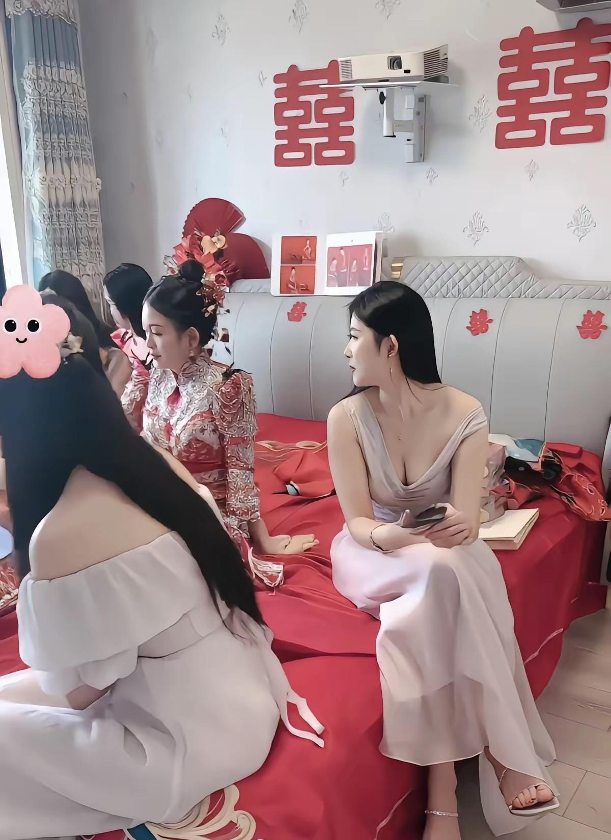 大家都光顾着看伴娘了，哪里还有心思看新娘呢，这伴娘就是诚心来捣乱的吧？我想但凡