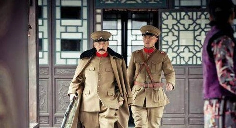 1894年，张作霖去于六家喝酒，中途于六去放水，谁料于六的小老婆二兰子竟然直接扑