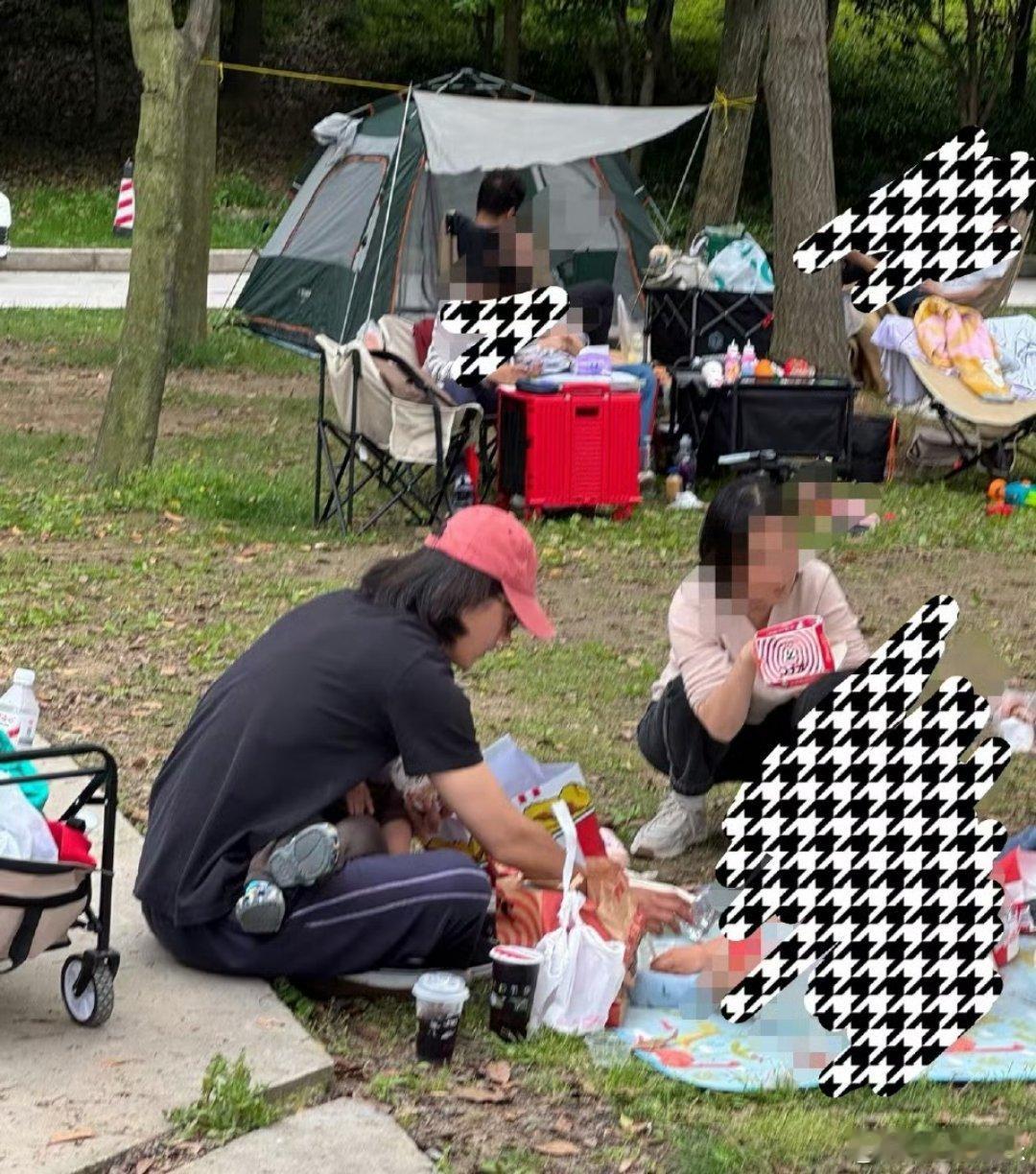 宋宁峰出轨风波后带娃首露面孩子不该为大人的错误买单，陪伴本身是没错的。风波发酵了