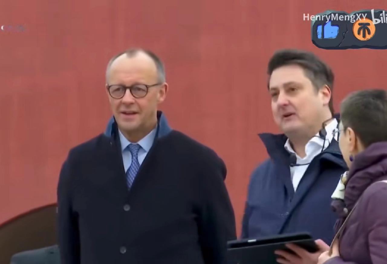 默茨参观故宫，清场了，只有参观工作团队，没看到路人游客，有一位青绿色衣服女士，躲