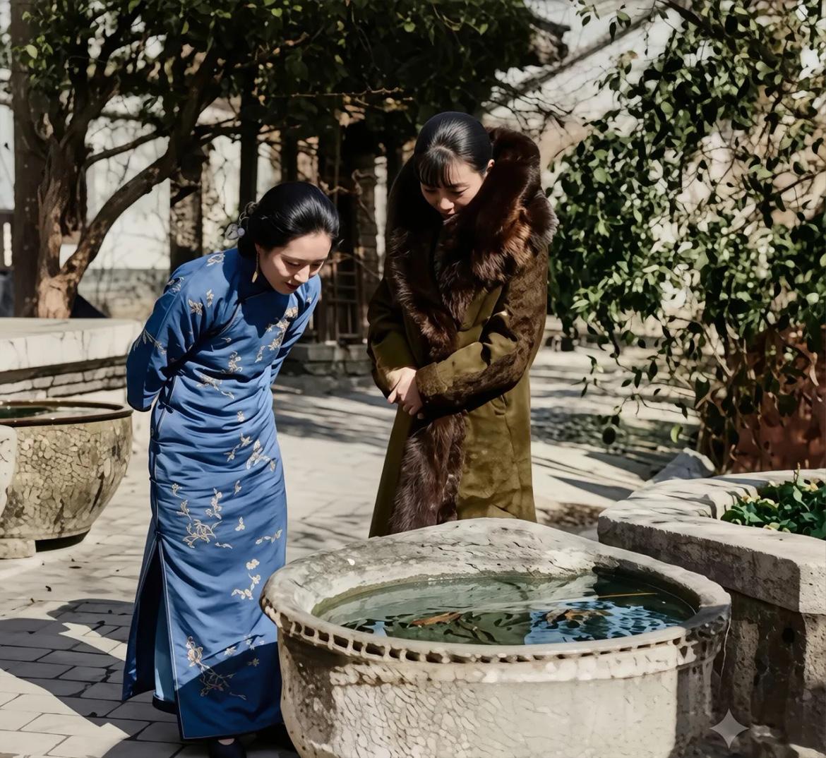 1934年，济南，韩复渠二夫人纪甘青陪同宋美龄在院子中的池边赏鱼时的一幕，当时蒋