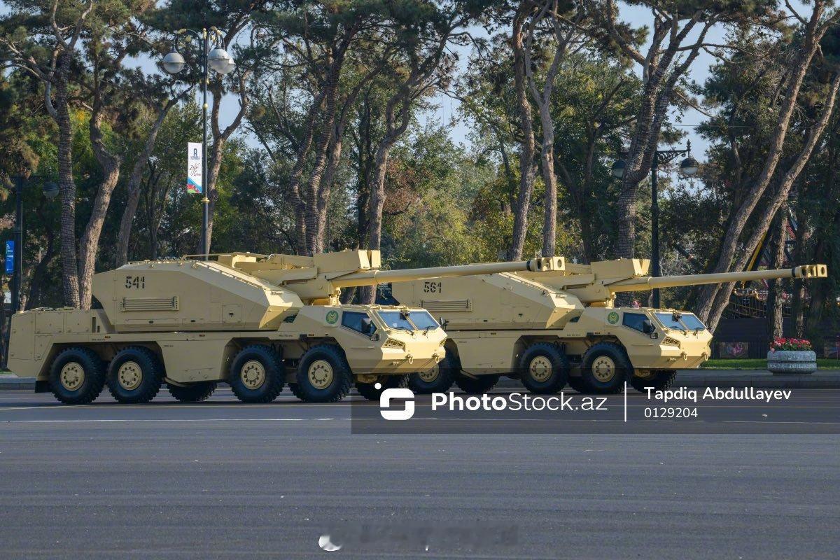 阿塞拜疆首都巴库举行纳卡胜利日阅兵式，纪念第二次纳戈尔诺-卡拉巴赫战争胜利五周年