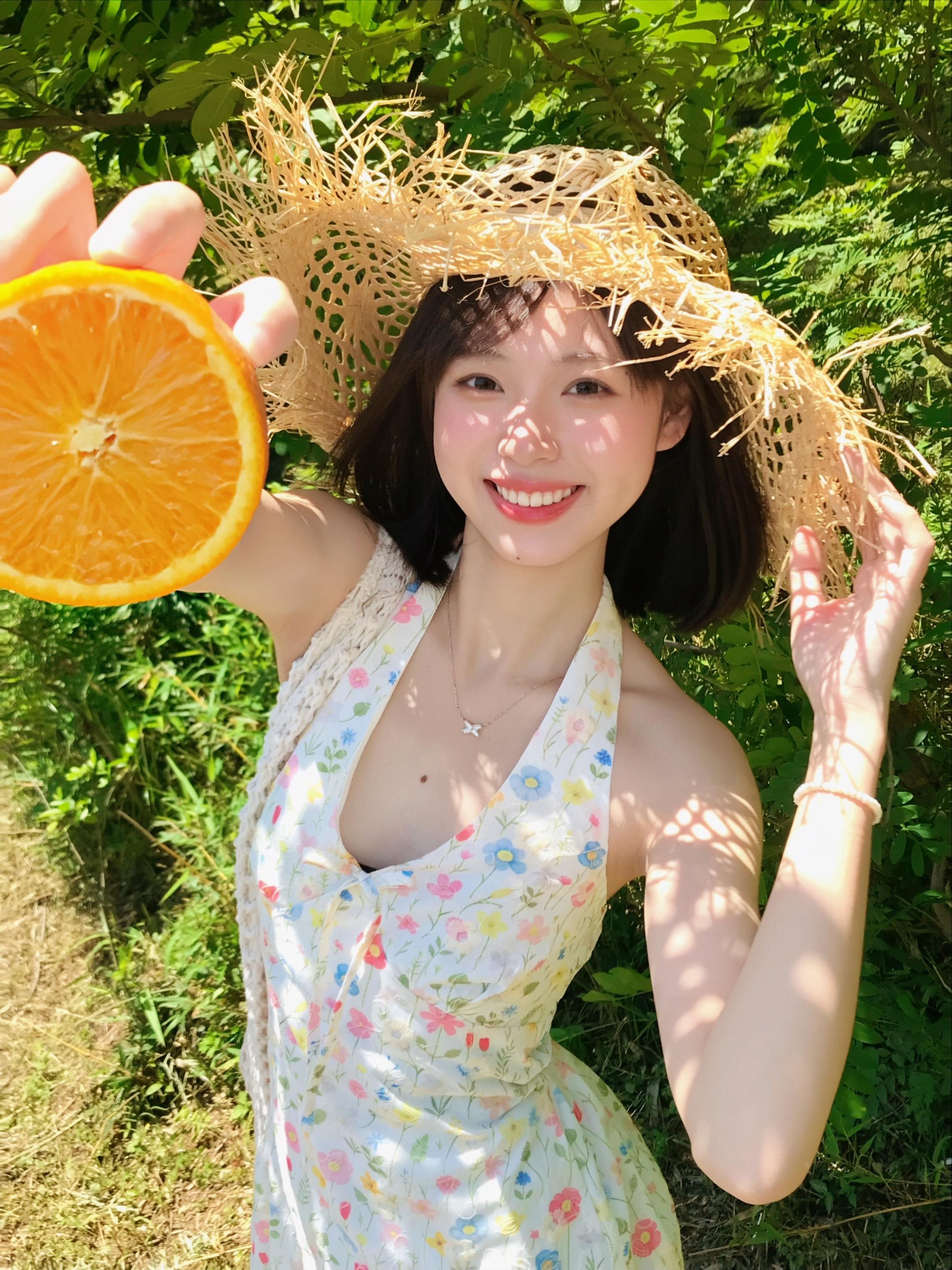 存一些适合夏天的i人小幅度拍照姿势🍊。接下来就是彩色的夏天 提前存一...