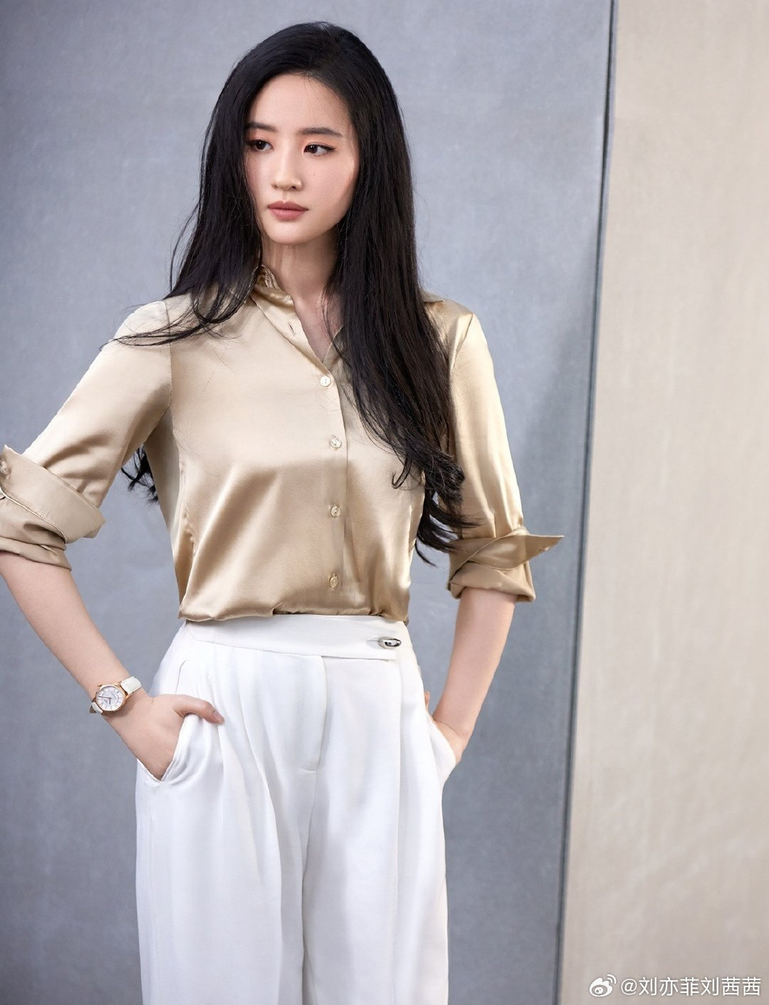 刘亦菲身着香槟金缎面衬衫，这种光泽感面料真的超显贵气，翻领与卷袖的设计更是利落随