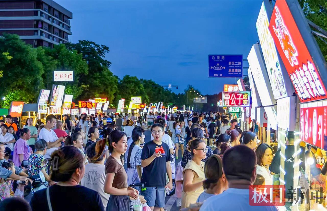 “夫妻档小吃摊年入百万”引热议, 摊主回应: 从未想过一夜暴富和成为“网红”