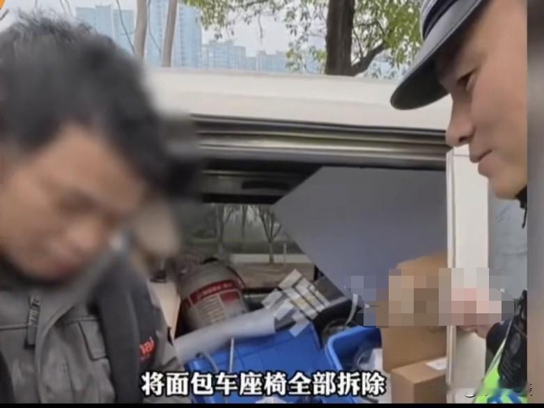 谁看了不心疼！湖南长沙，一男子开着面包车，被交警拦住，心一下子提到了嗓子眼。原来
