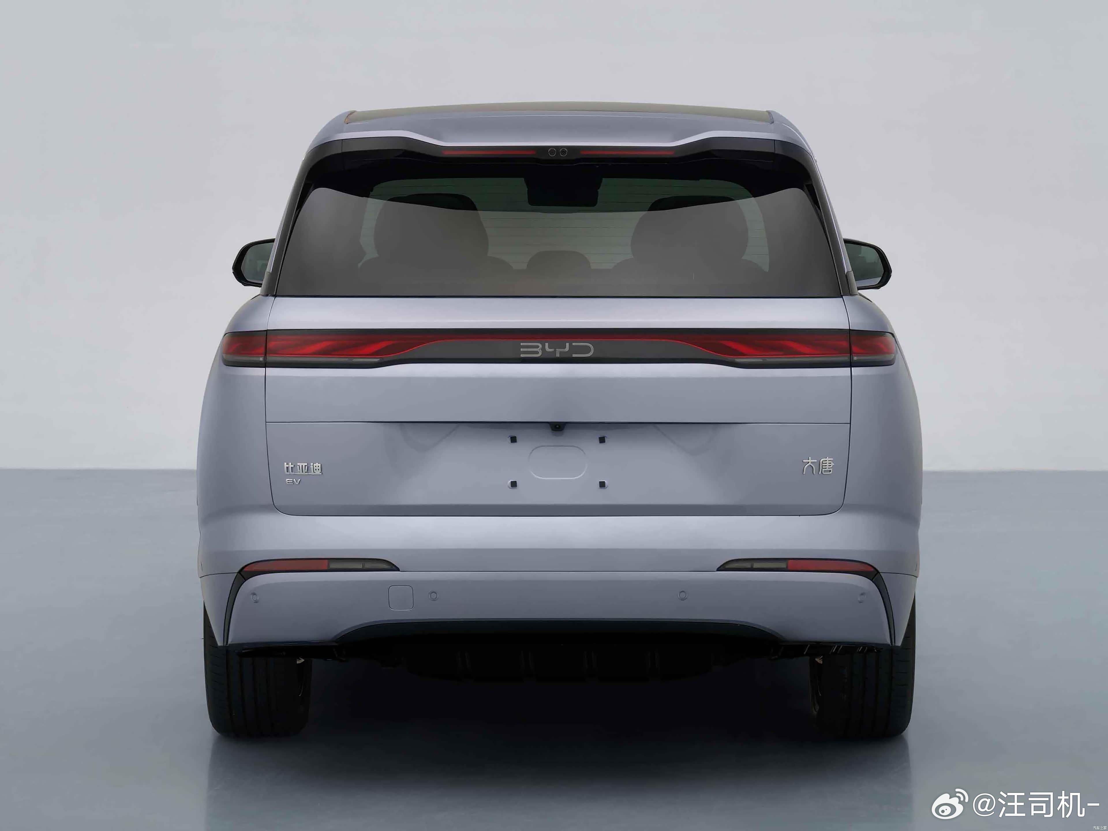 比亚迪大唐的尾门开口也很低，间接说明这车的地板没有台阶，第三排脚部地板很低。