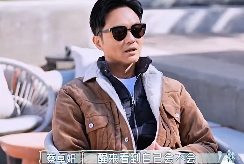 阿sa问张智霖会不会被自己帅醒，袁咏仪说张智霖醒来确实蛮帅的！阿sa:“醒来看