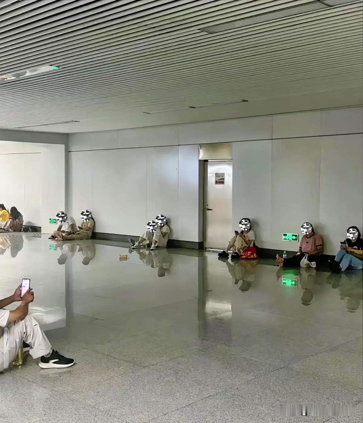 夏天这么热，地铁站里是个避暑的好地方。
