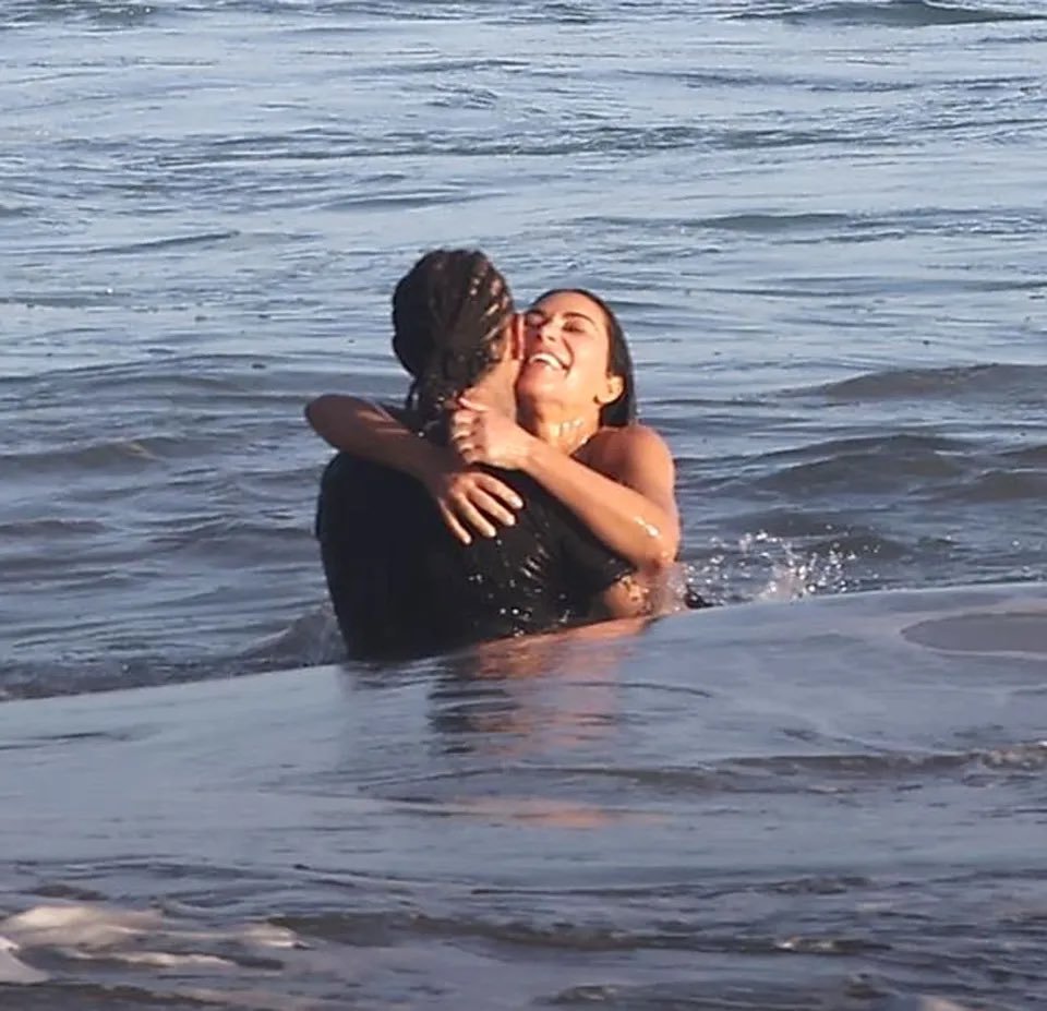 杀疯了！卡戴珊拿下七冠王汉密尔顿！两人在加州马里布海滩度假！金卡戴珊汉密尔顿海里