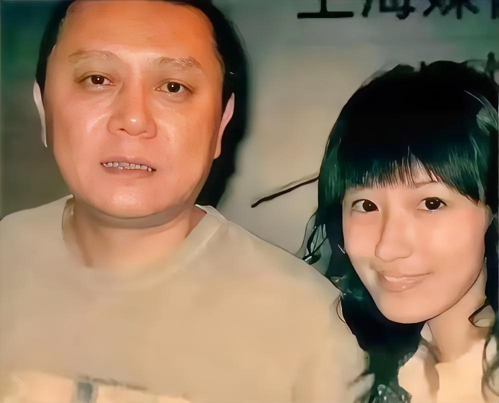 1994年，36岁的王朔与20岁的徐静蕾在家约会，俩人刚想亲密，王朔的妻子回来了