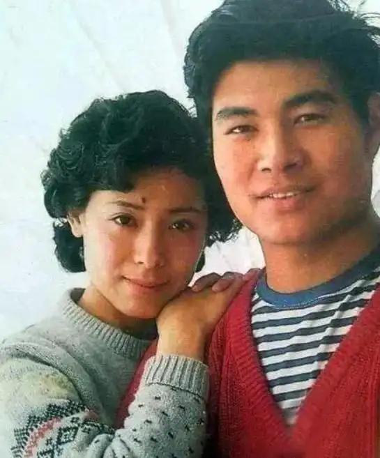 1990年，歌唱家关牧村因丈夫的长期家暴，毅然提出离婚，丈夫强硬地表示离婚可以，