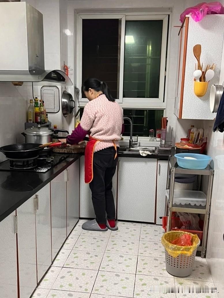 发现一个扎心的真相：好多八九十岁的老人，辛苦一辈子攒的退休金，最后全砸在请保姆这