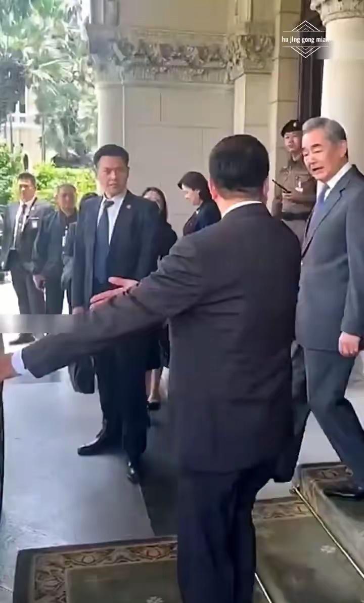 这可太有排面了！泰国总理亲自开车接待王毅部长，开的还是国产比亚迪海狮07！以