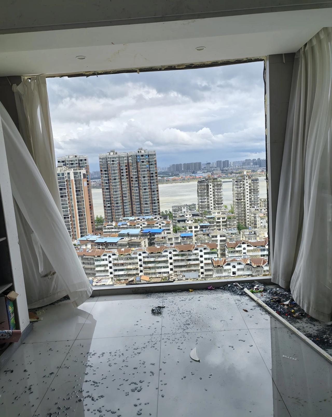 经过这次台风后，高层以后怕都不好卖了吧！台风吹走屋顶台风过后的风台风吹翻房子