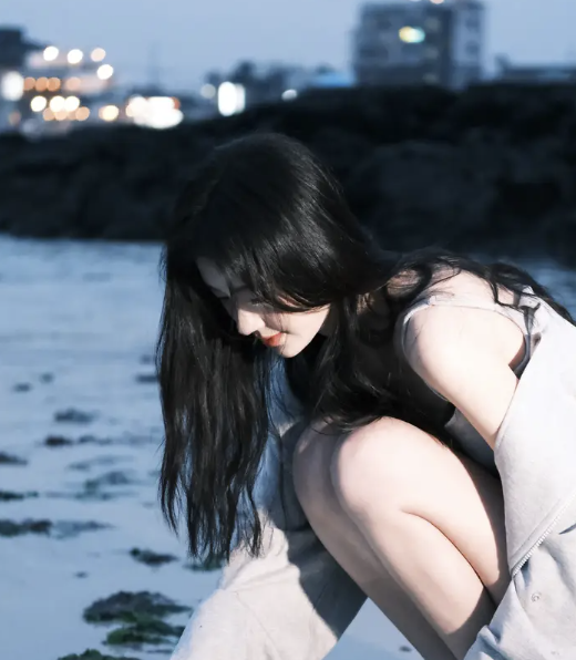 鞠婧祎海边氛围感大片又纯又欲超吸睛