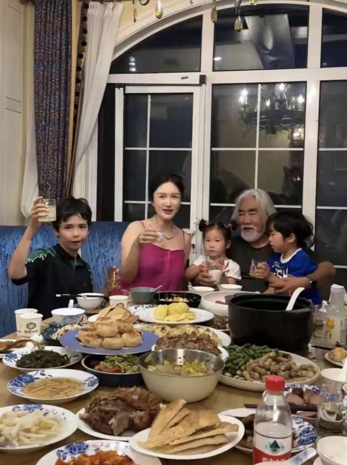 张纪中导演，急眼了！74岁的张纪中导演，发视频庆祝自己女儿一岁生日。按说，应