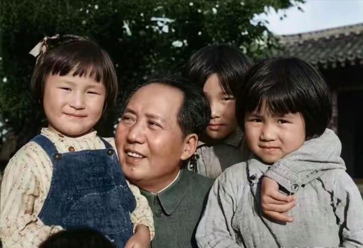 这张照片里，毛主席看着女儿李讷，全是藏不住的父爱。照片右边那个小姑娘，是叶子