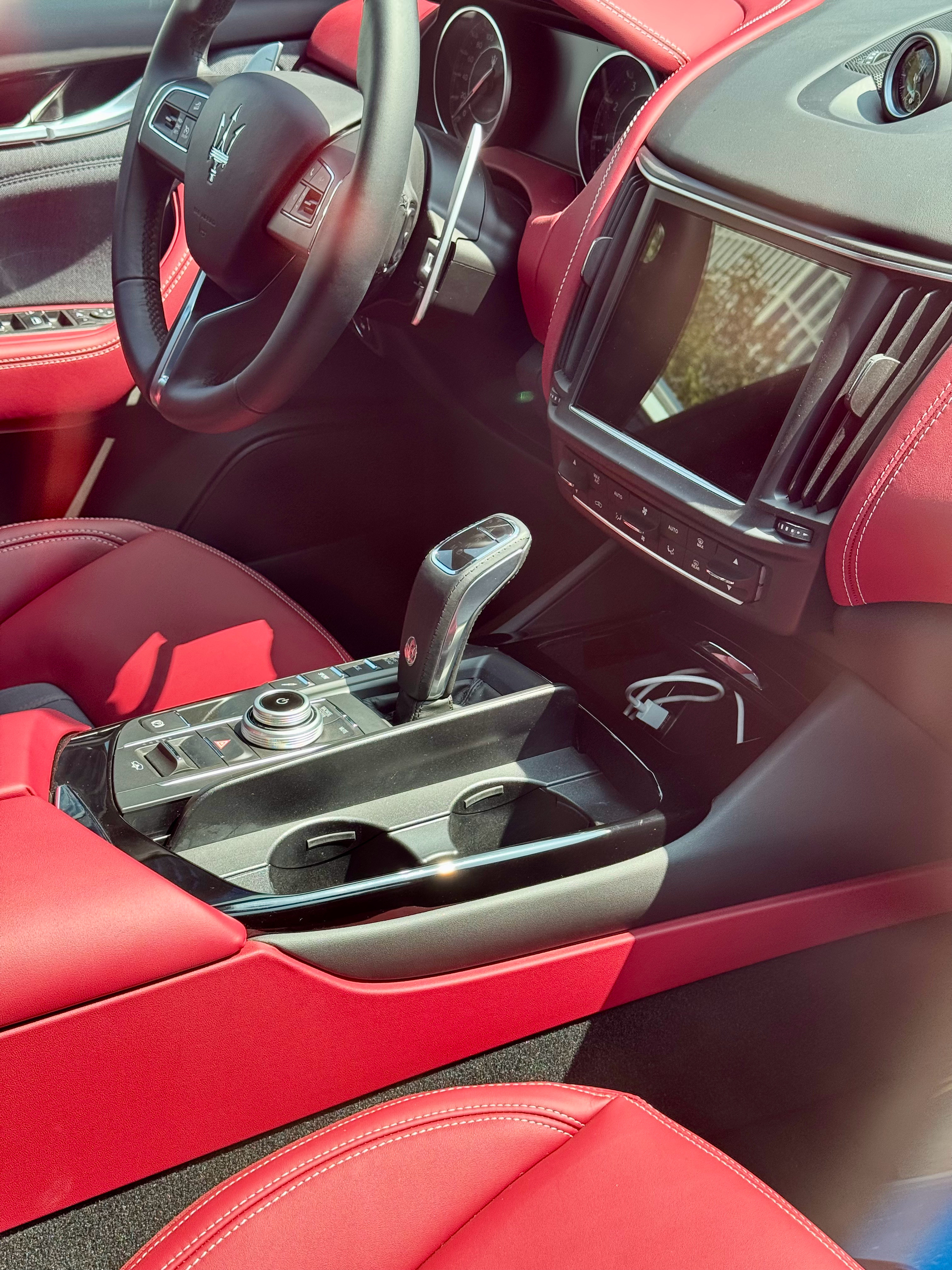 停车场偶遇一个新提、没上牌的玛莎拉蒂Levante。这事确实挺稀奇，玛莎整个品牌