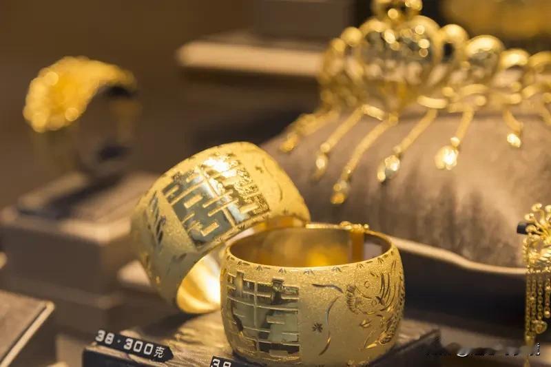 现在小偷作案真是越来越“专业”，胆子也大得离谱。12月13日武汉黄陂盘龙城一家金