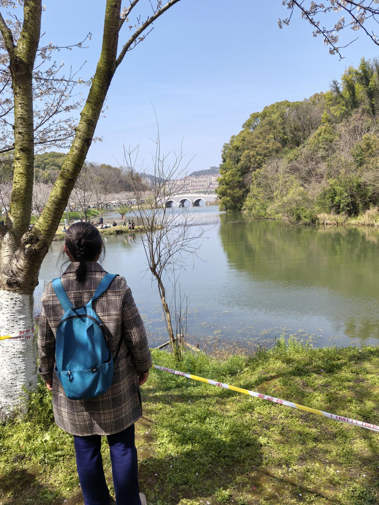 要不要给孩子买学区房，这事儿得好好琢磨。以前，很多家长砸锅卖铁都要买，就为孩子能