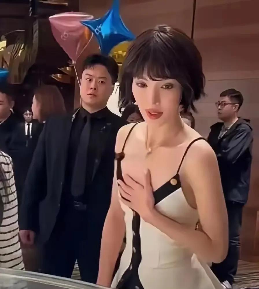 哇塞！金晨旁边的帅哥，你这是啥眼神啊？是羡慕？还是不屑？有点“此地无银三百两”
