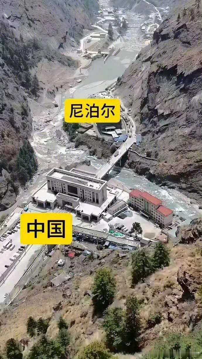吉隆口岸大楼吉隆口岸大楼矗立在喜马拉雅山谷之间，作为中尼之间关键的陆路口岸联检建