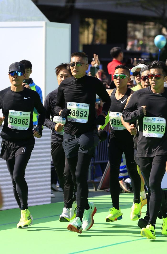 70岁周润发四战港马！携“银发跑团”陪老友完赛10公里，网友：这才是不老传奇！