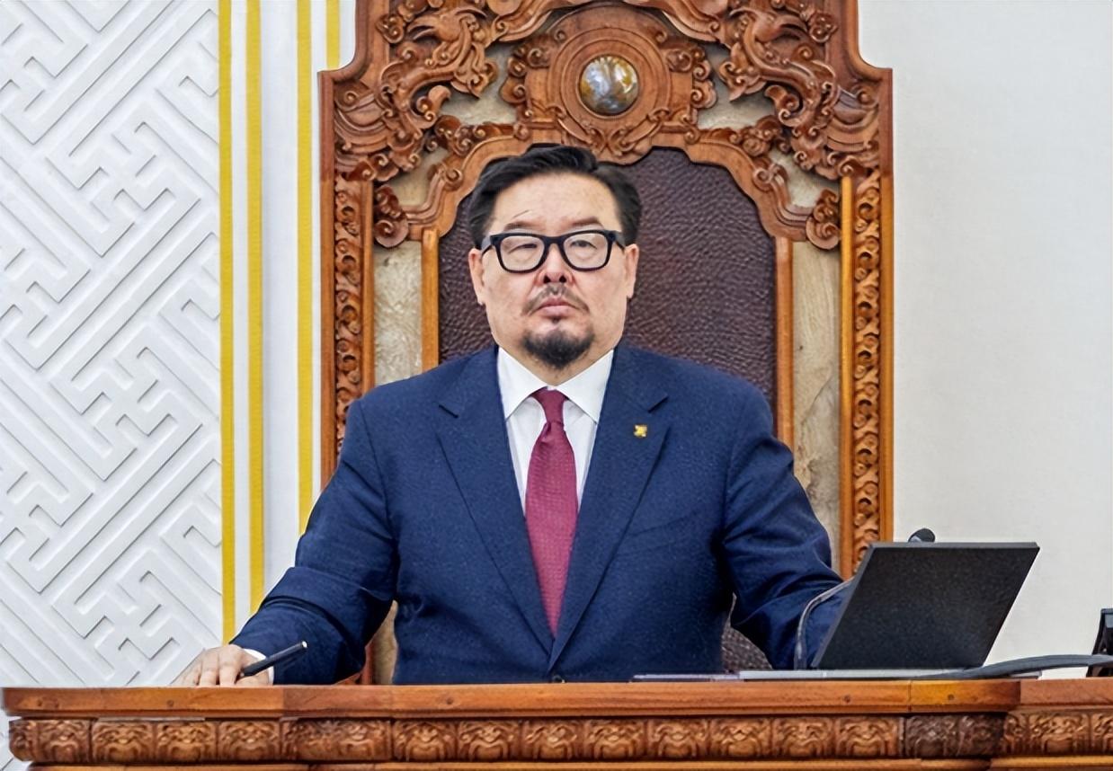 蒙古政坛这回又炸锅了。上台刚9个月的总理赞丹沙塔尔突然递辞呈，说是全球局势乱、油