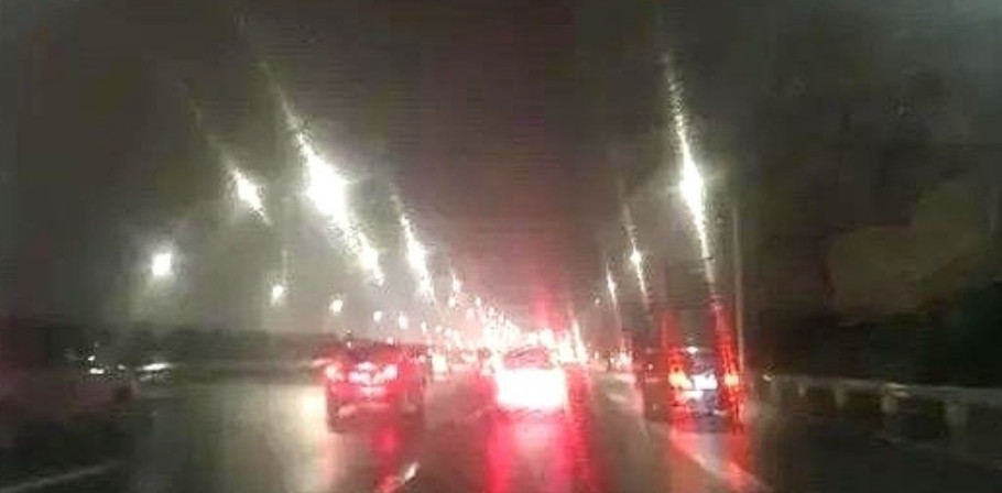晚上高速回程途中，遇见大雨，能见度极差，很多车纷纷打起了双闪，我问坐在副驾的老妻