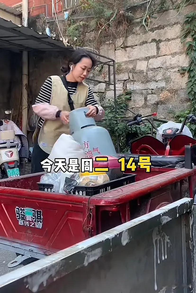 福建南安，女子说自己在家附近摆摊近一年，父母都没有来看过自己。就在前几天父亲突然