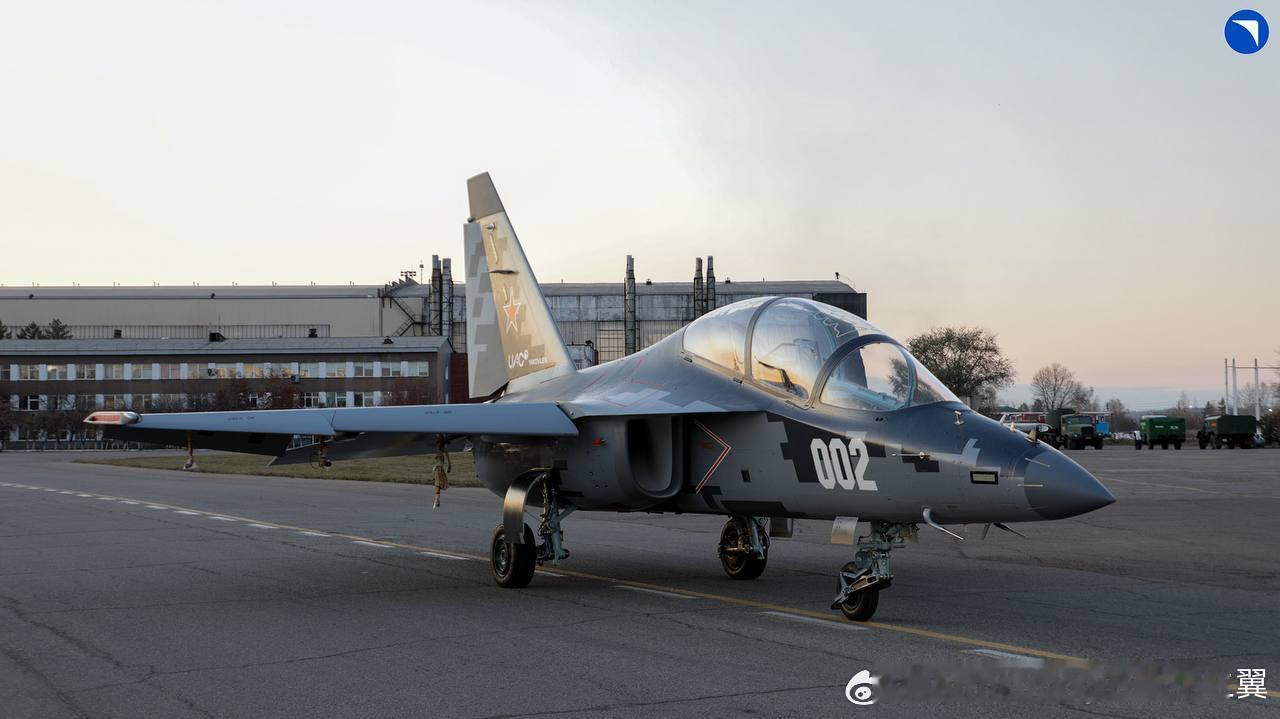 雅克-130M第二架原型机下线，首架完全体的雅克-130M，安装了雷达烽火问鼎计