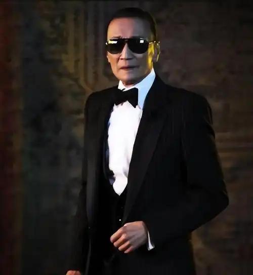 在整个香港娱乐圈，敢管尔冬升叫小宝，管洪金宝叫小胖的，除了他找不出第二个。 