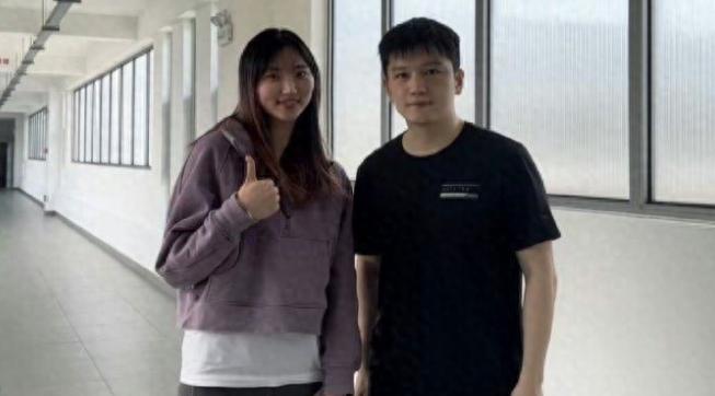 乒超结束后，国乒都回北京备战WTT美国大满贯，而樊振东却回崇明岛。这与大