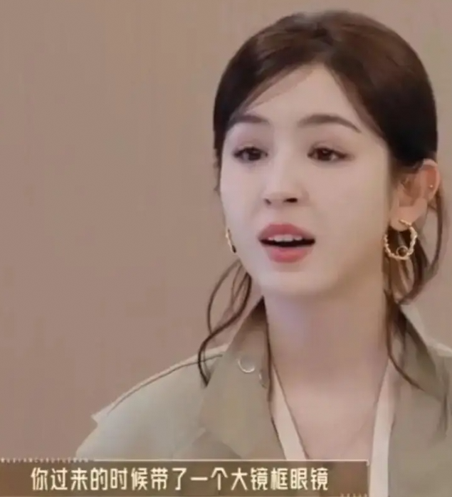 哈妮克孜戴眼镜探班被换角郝蕾称不红是原罪