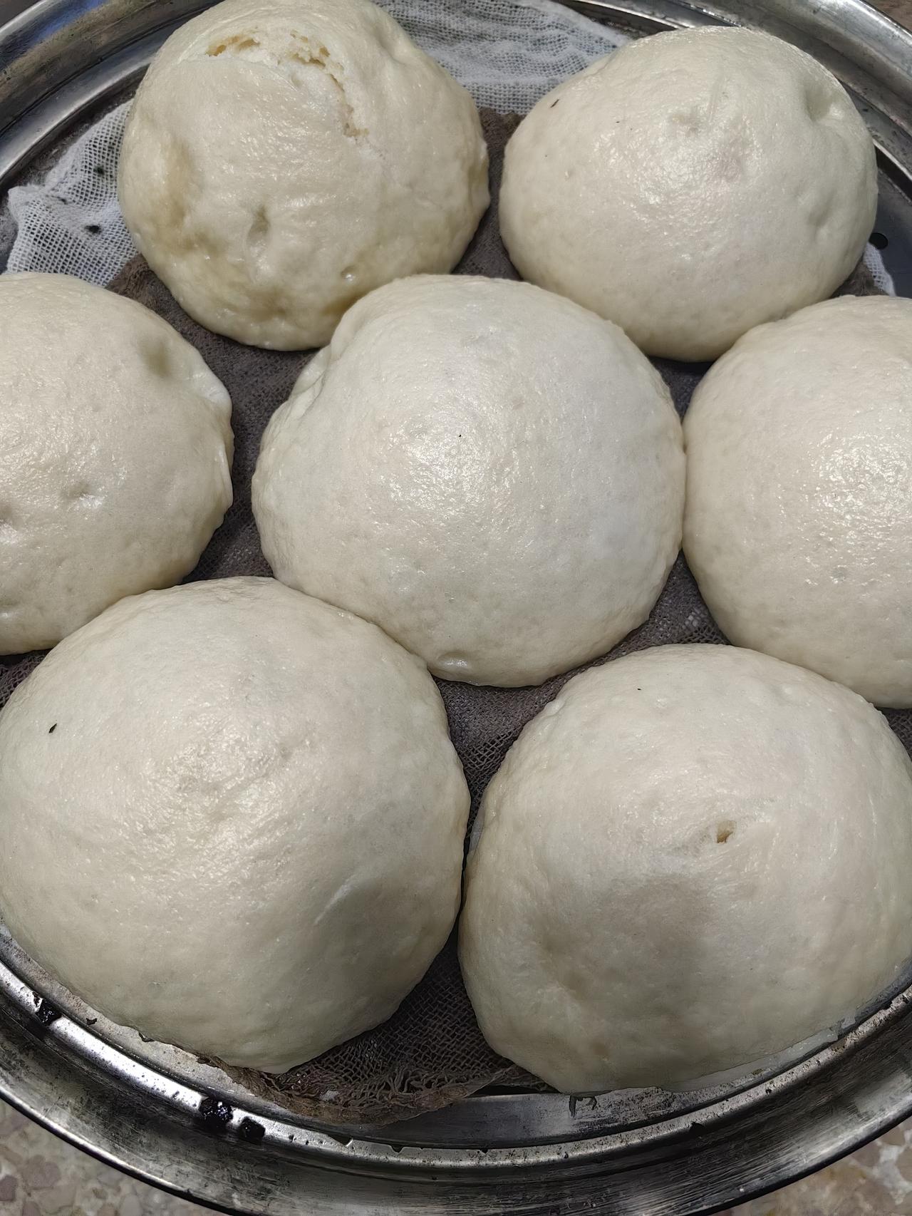 正宗的手工馒头。从小就喜欢吃面食，尤其是馒头，当然面条例外。长大了之后，自己