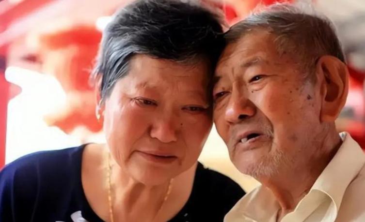 2012年，102岁台湾老兵，耗时66年，终于找到亲生女儿，谁料，一见面，女儿伸