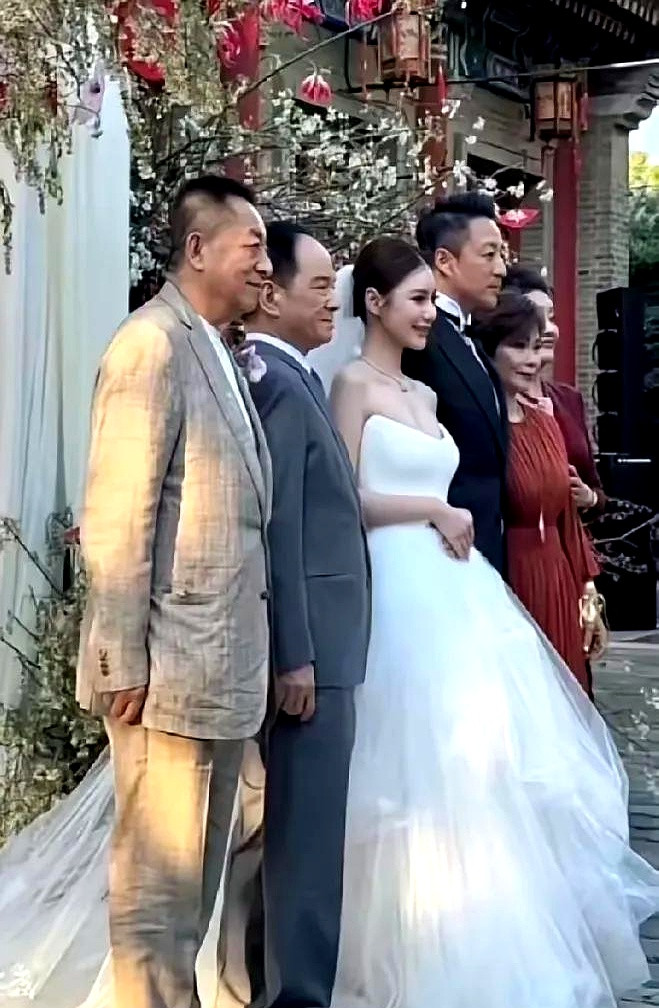 汪小菲妈妈张兰和前夫同框了！这次可不是直播间的吵吵闹闹，而是儿子的婚礼现场。