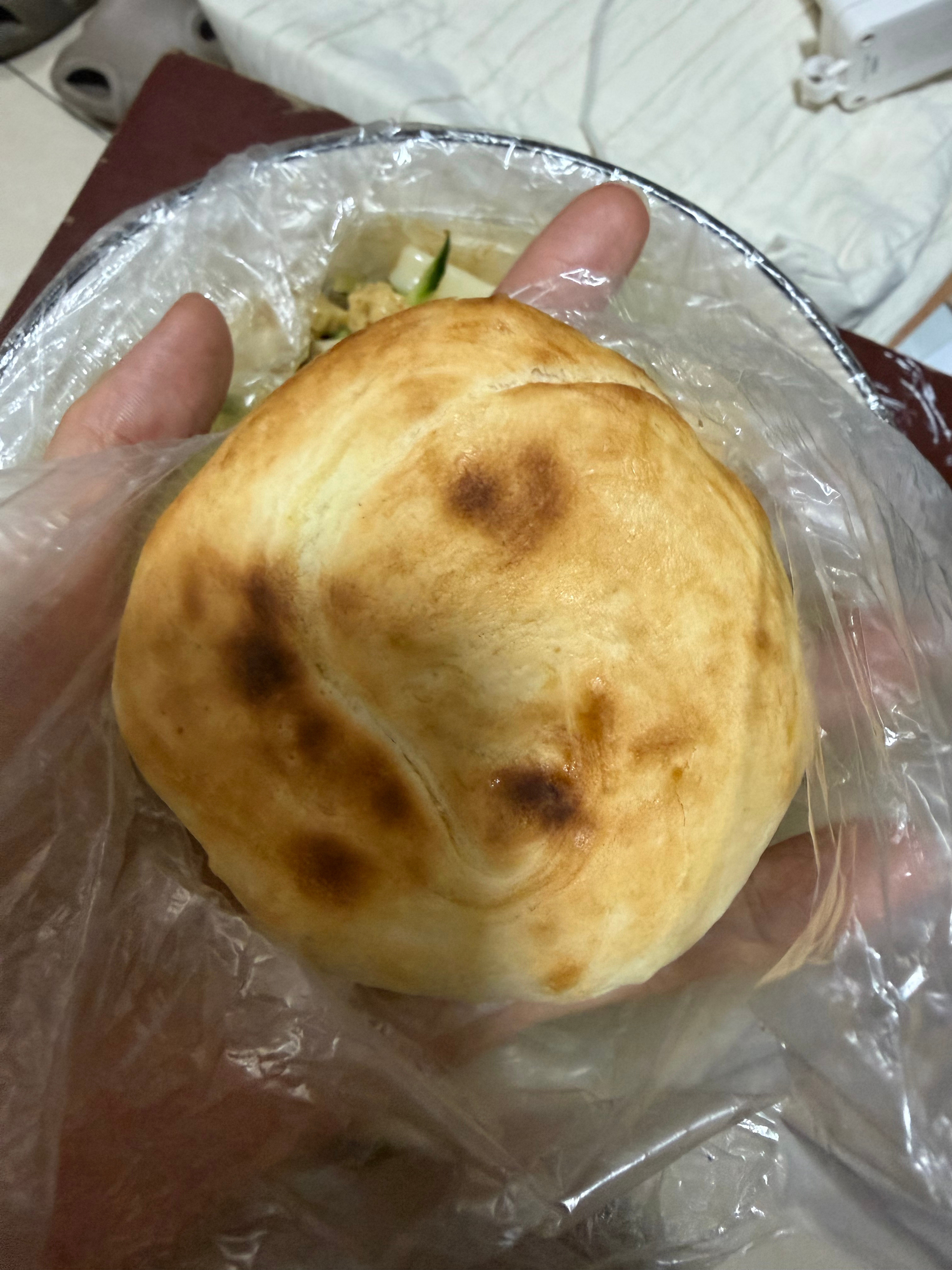 中午吃同事出门买回来的凉皮和肉夹馍