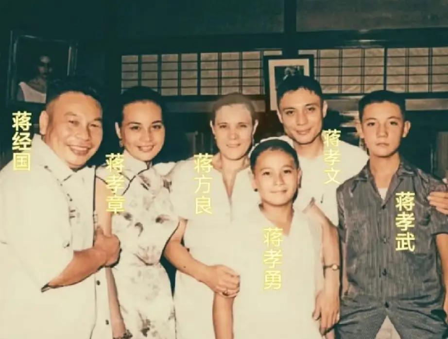 蒋经国的女儿已经够美了，没想到他大儿媳徐乃锦更美，美丽的姑嫂俩就是两朵迷人的女人