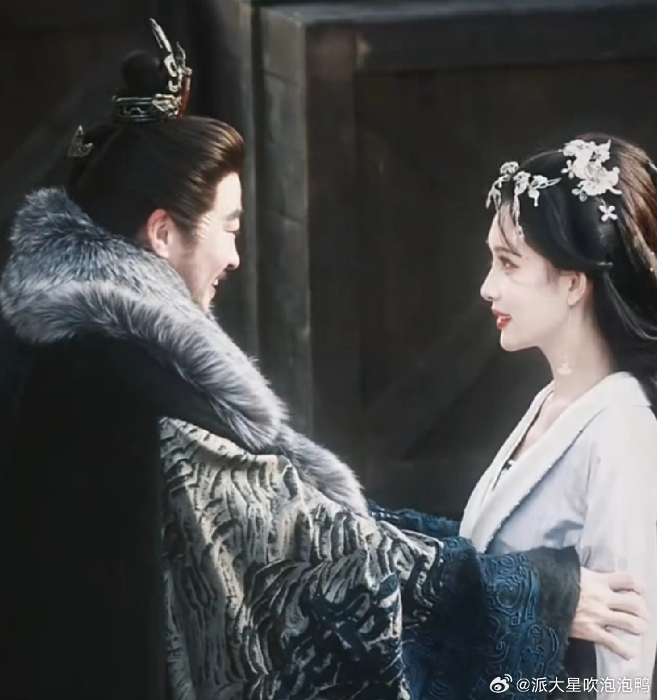 网友给何润东和张凌赫做了“合照”虽然有点对不起张凌赫，但是没办法，现在的电视剧越