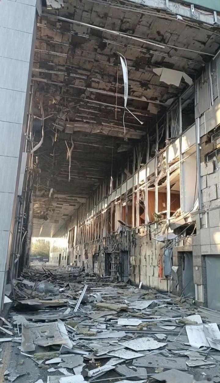 基辅帕尔科维会展中心被俄军“天竺葵”系列无人机击中，损毁严重。这个会展中心是基