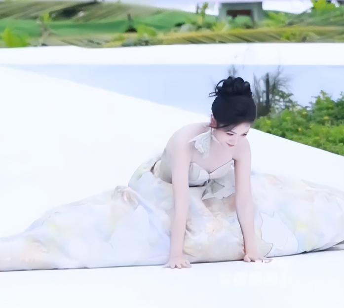 10月28日，ELLE三亚红毯直接变“翻车现场”！ 海边狂风太疯魔