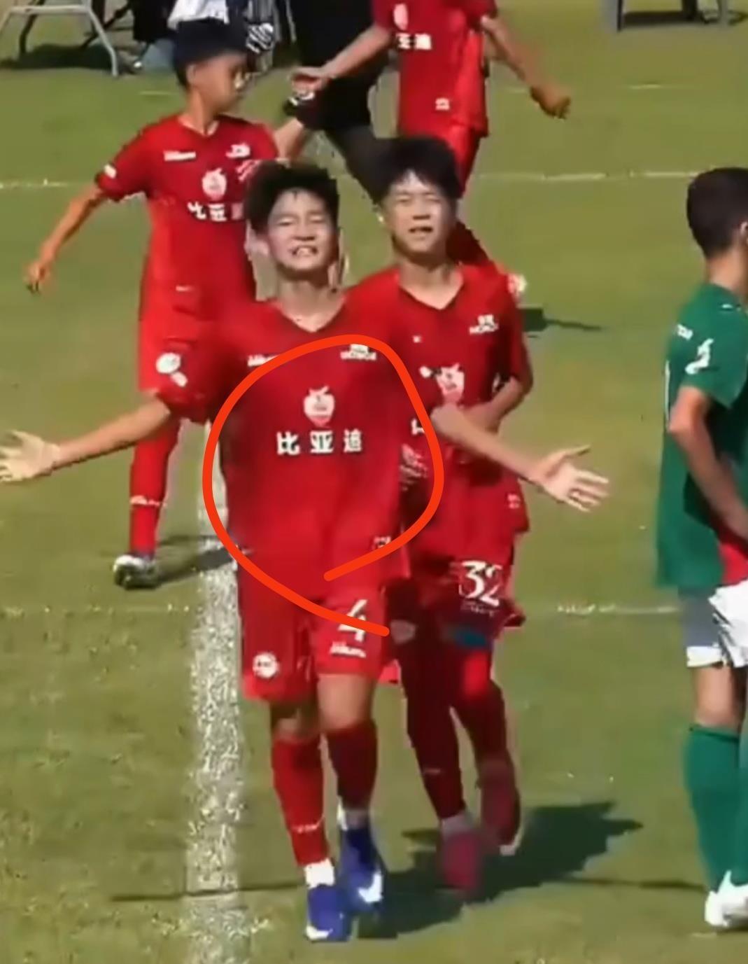 中国足球小将2比1赢下巴西帕尔梅拉斯U12，比比分更耐人寻味的，是两队球衣上印着
