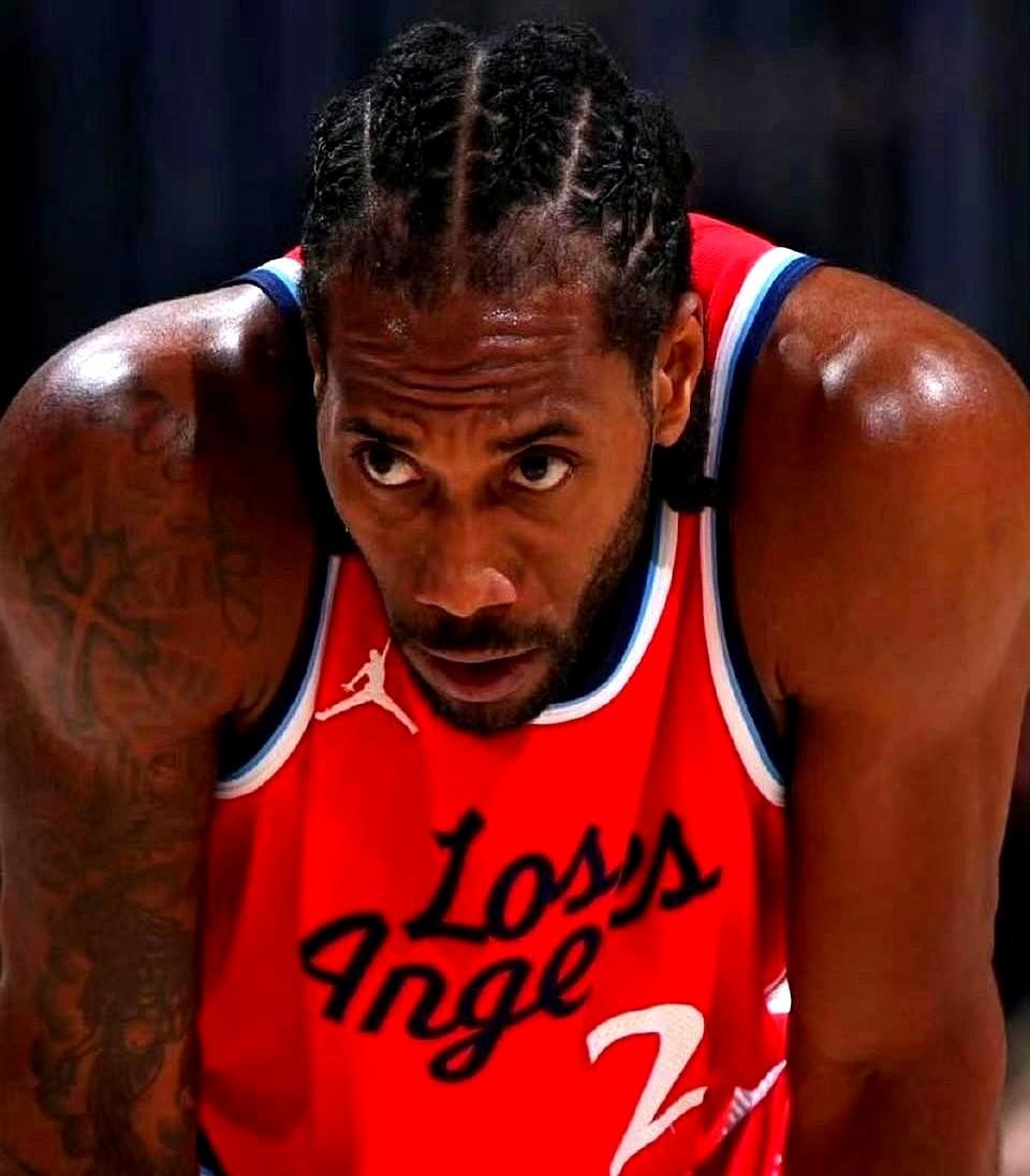 空荡荡的训练馆，只剩哈登一个人……篮球砸地板的声音，一下，又一下。这画面