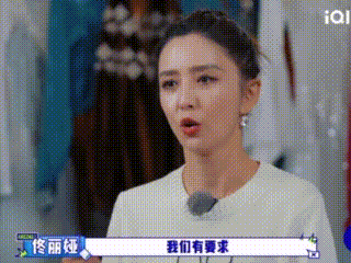 佟丽娅一个人就是一个团队大哥小助理节目这个画面太好笑，佟丽娅一个人把活全都揽下