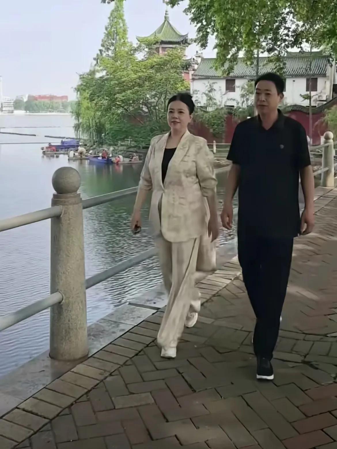 家人们姗姗来了啊，现在早晨7点，看到木嫂子直播。家人们谁懂啊！z近刷到这个奇葩
