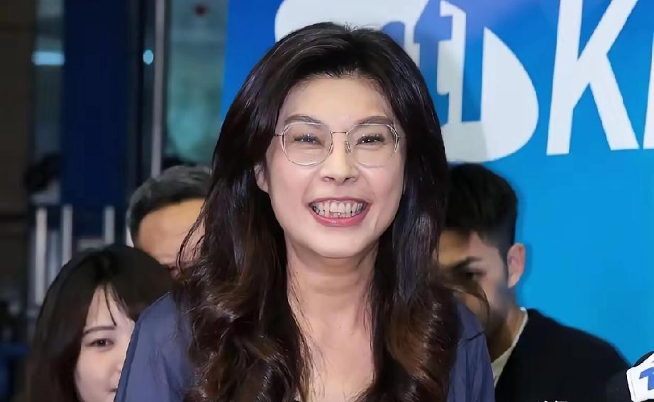 台湾知名媒体人谢寒冰，建议郑丽文访问大陆时，不要用那种大笑的方式，要保持微笑。郑