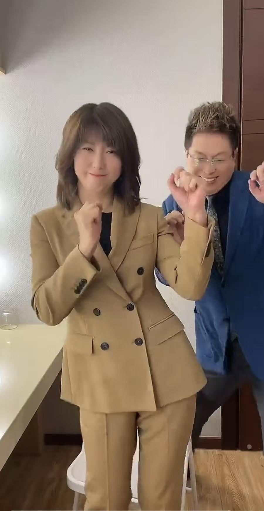 你们发现没，闫学晶、王芳这两人和王为念都跳过舞。这是巧合吗，王为念为啥要和她们分